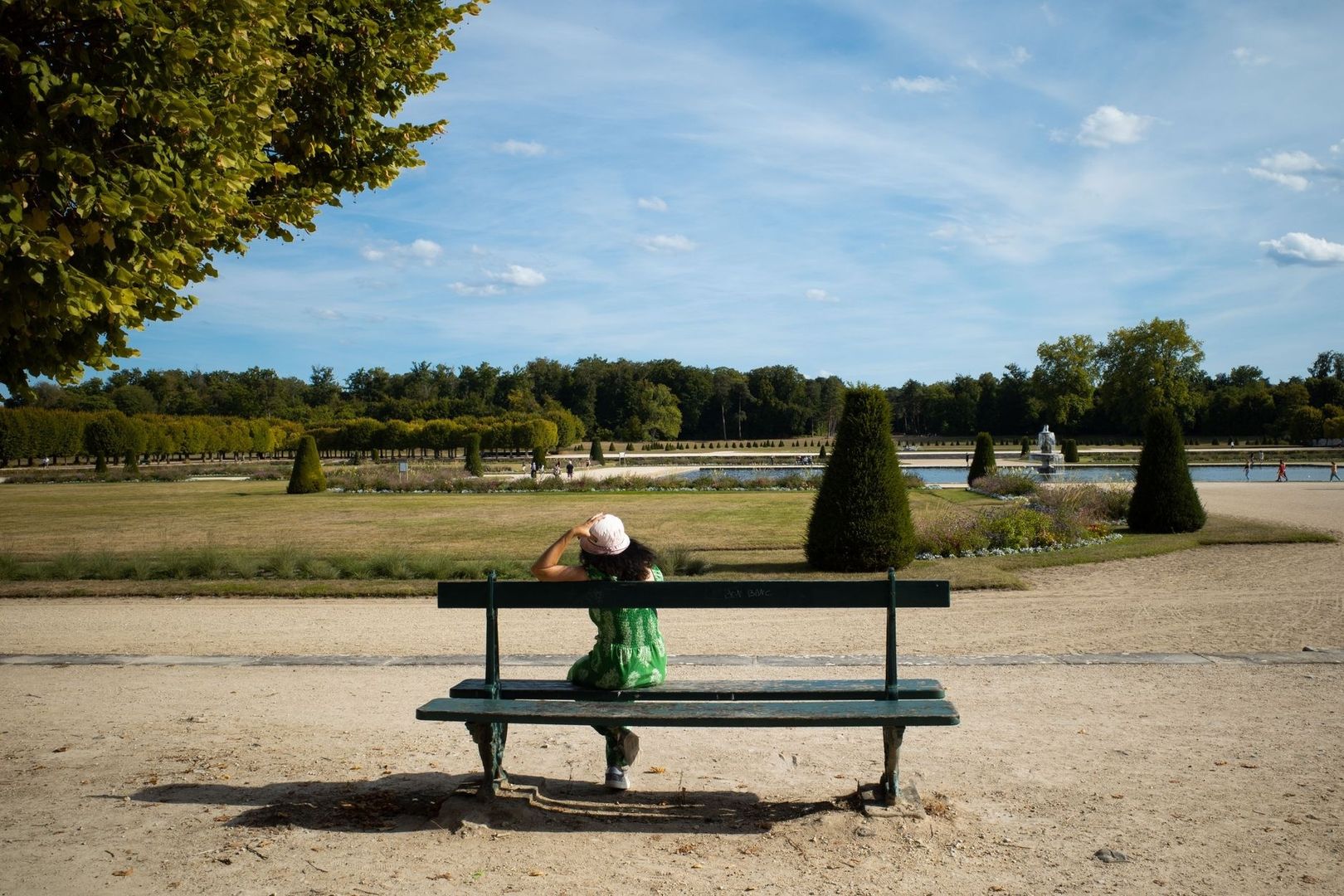 Weitläufiger französischer Garten mit Wasserbecken und Baumkulisse