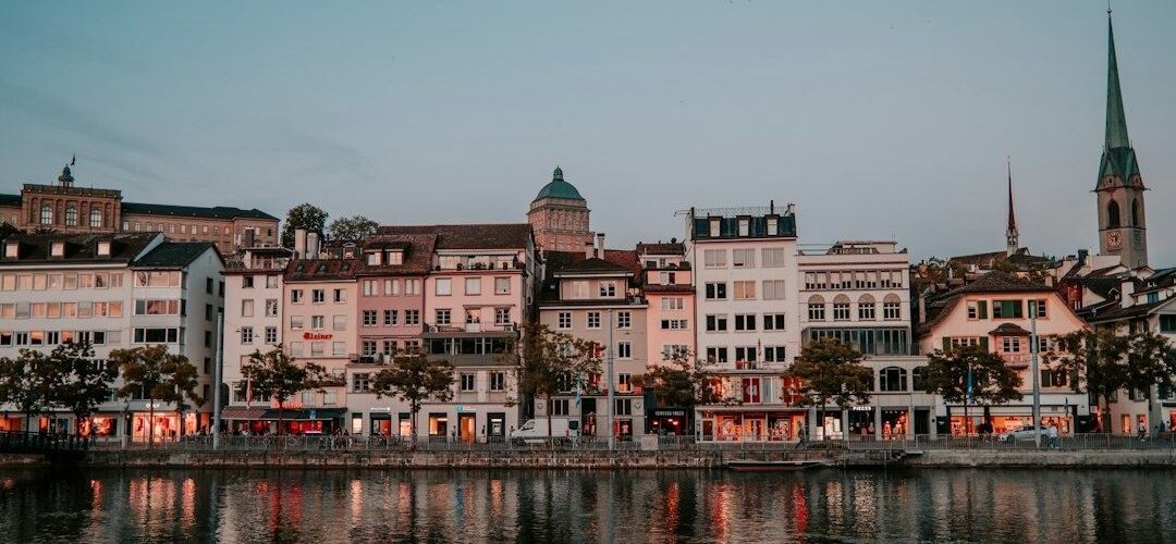 Zürcher Altstadt am Wasser mit markantem Kirchturm und Kuppel