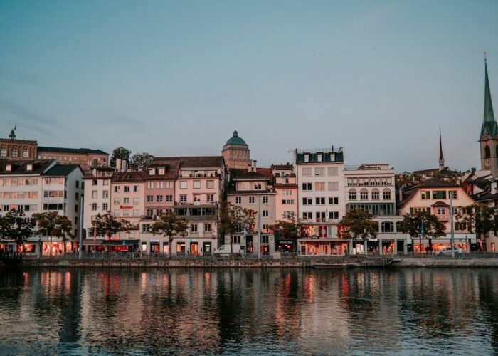 Zürcher Altstadt am Wasser mit markantem Kirchturm und Kuppel